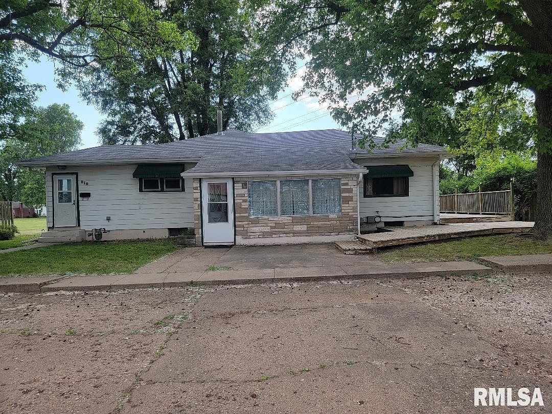 816 S Main St, Lewistown, IL 61542 Zillow