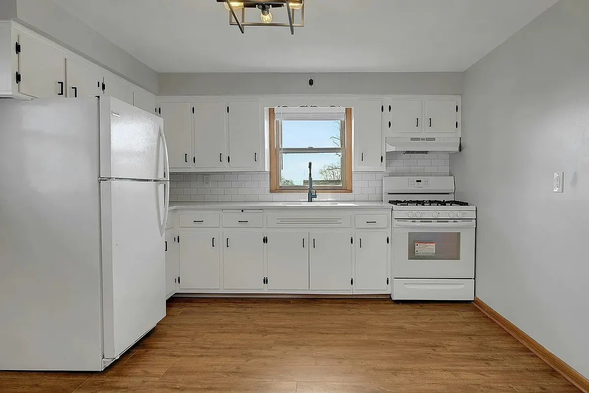 Kitchen - 911 Cedar St #2
