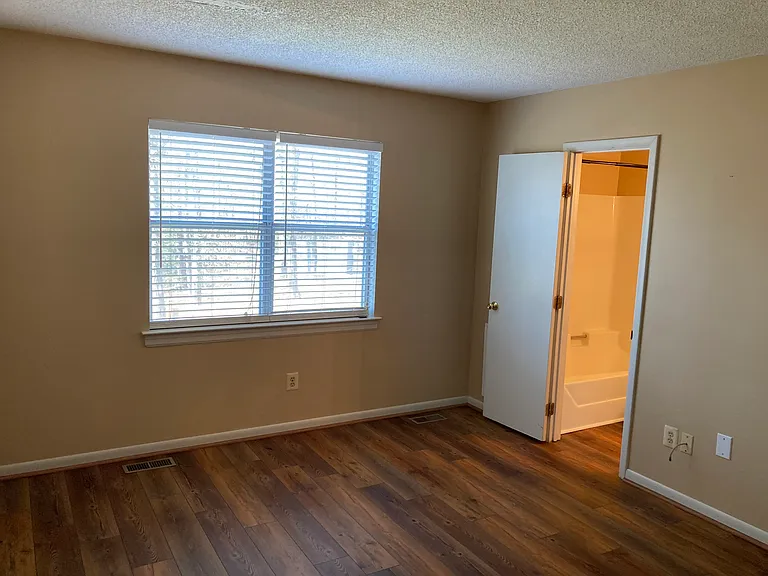 436 Queensway Rd — Photo 40