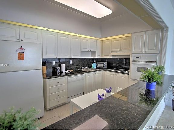 5th image of 19370 Collins Ave APT 425