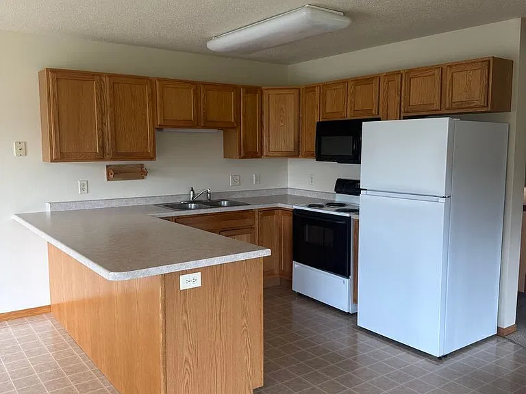 1342 Glenn Pl — Photo 2