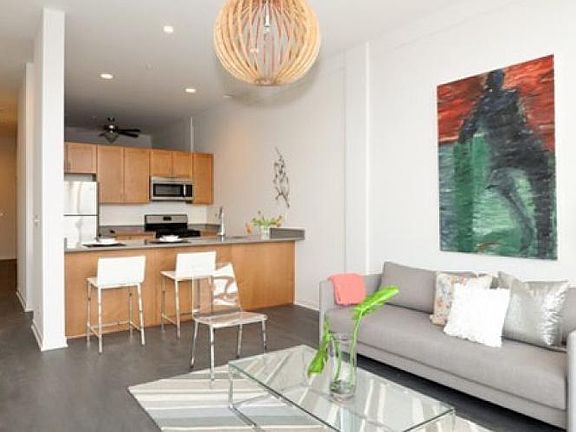 3rd image of 1540 W Fullerton Ave APT 201