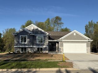 271 Cardinal Dr, Sullivan, WI 53178