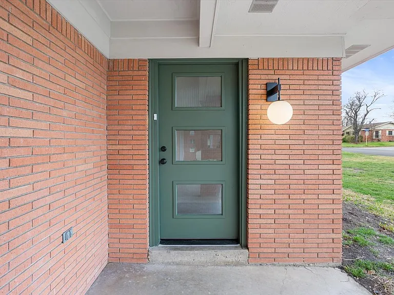 2305 N 15th St — Photo 2