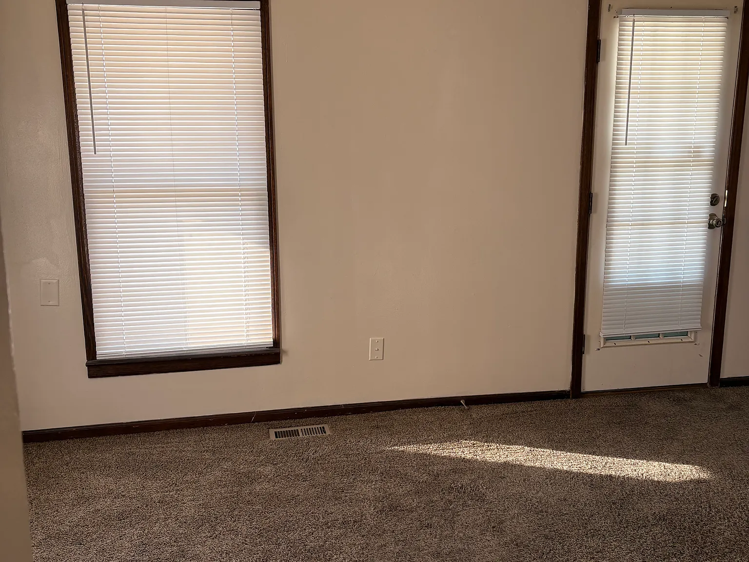 3 bed, 982 sqft, $925 — Photo 2