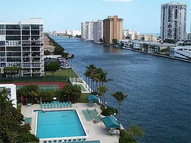 800 Parkview Dr #A1018 — Photo 4