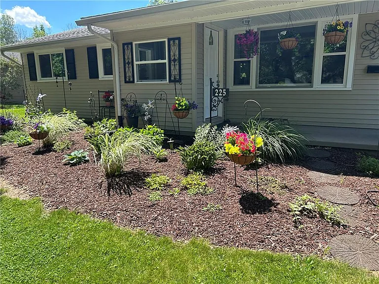225 N Park Dr — Photo 2