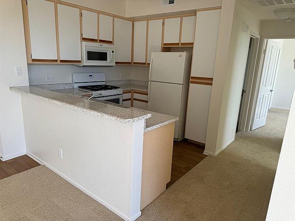 4th image of 588 Oak Gln #588
