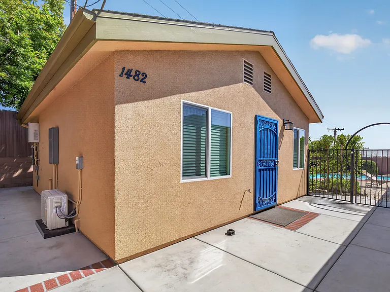 Stand-alone house unit entrance