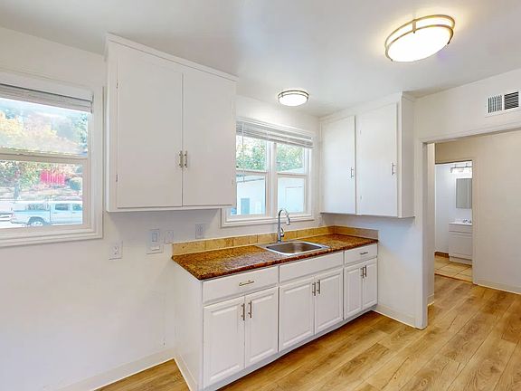 4th image of 390 Woodland Ave #400