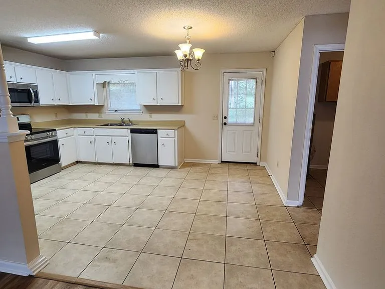 906 Rice Ct — Photo 7