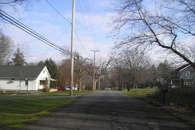 2nd image of 1211 W County Line Rd