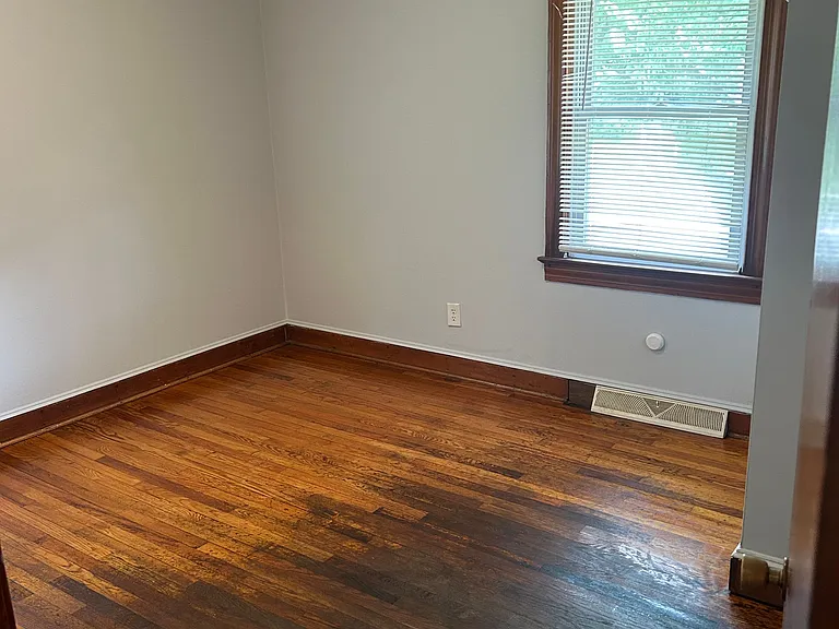 906 Eastside Dr — Photo 10