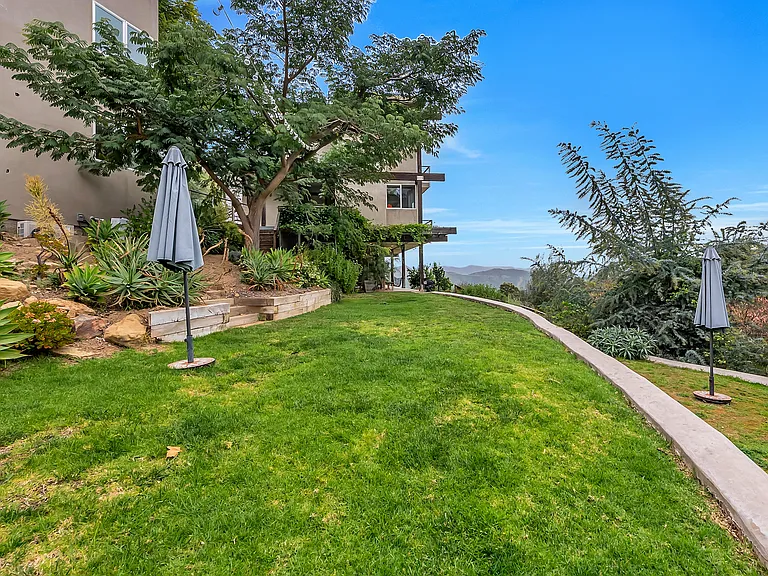 Medley Ln — Photo 49