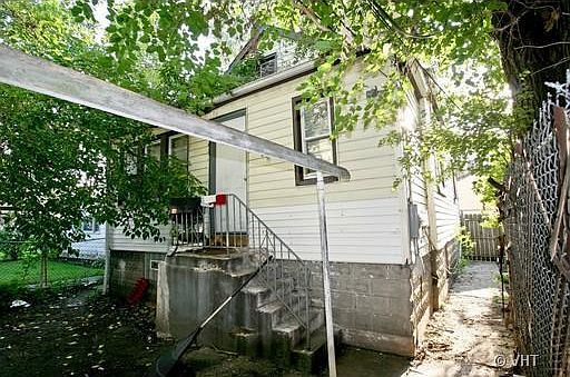 2nd image of 9323 S Paxton Ave #Ch