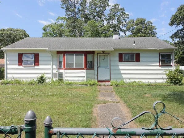 149 Sylvan Ave, Riverhead, NY 11901