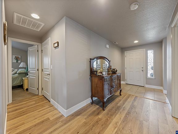 5th image of 558 Casting St SE