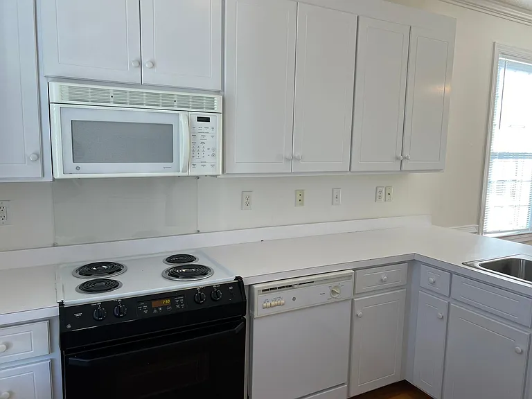 3323 Whitlock Dr N #B — Photo 12