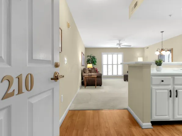 5935 N High St #210, Worthington, OH 43085