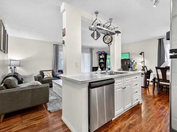 709 3rd Ave NW #201, Calgary, AB T2N 0J3