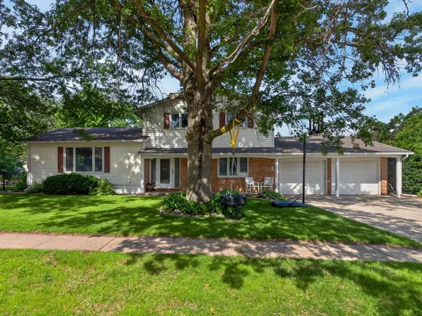 1207 Clark Dr, Cedar Falls, IA 50613