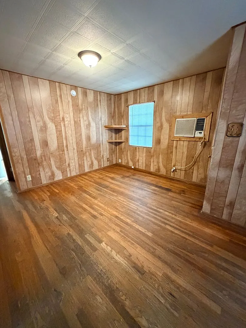 Harlandale 2 bedroom, 1 bath ready for move-in — Photo 3