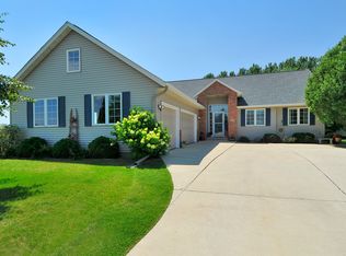 1826 Sunbird Dr, Faribault, MN 55021