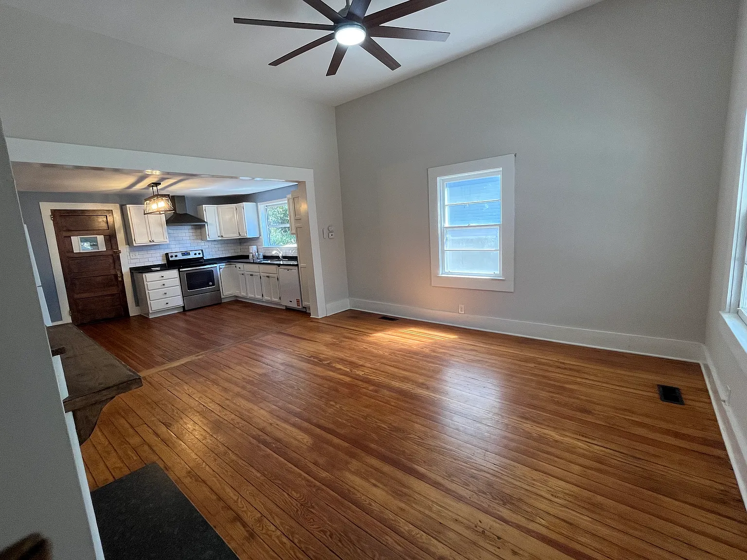 2 bed, 1.5 bath, 951 sqft, $1,300 — Photo 3