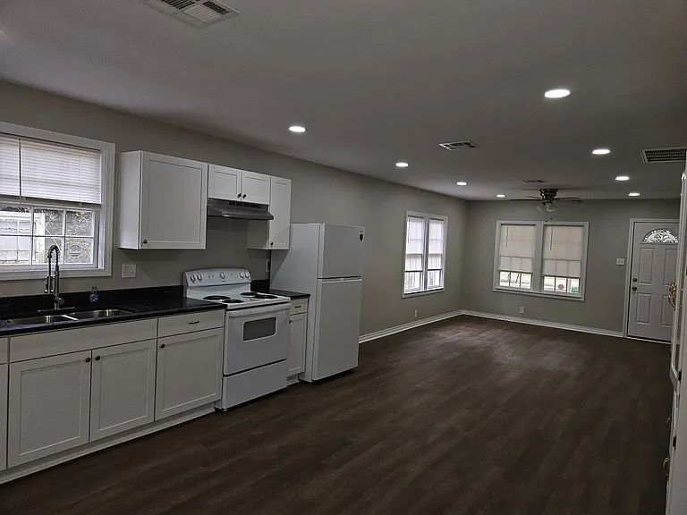 709 S Olive St — Photo 5