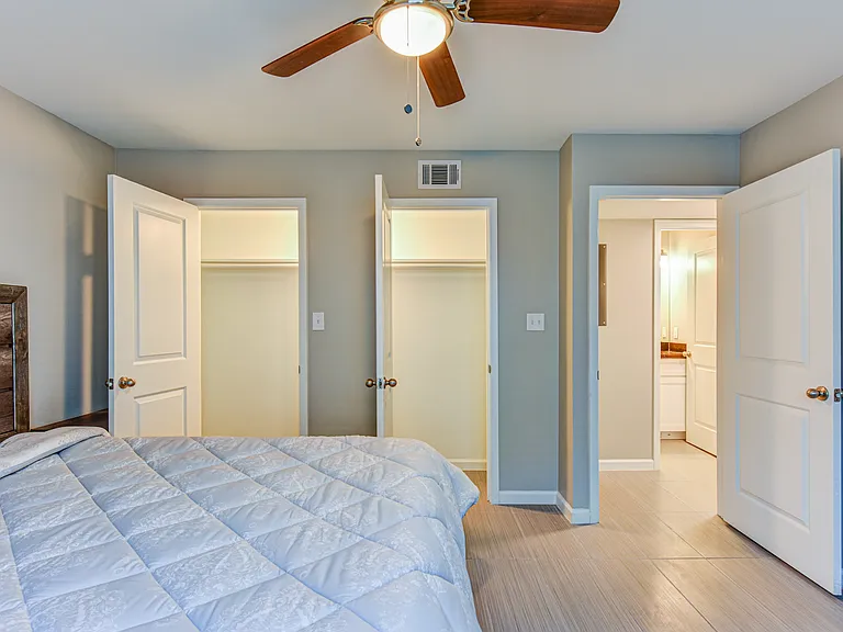 St. Laurent Apartments — Photo 8