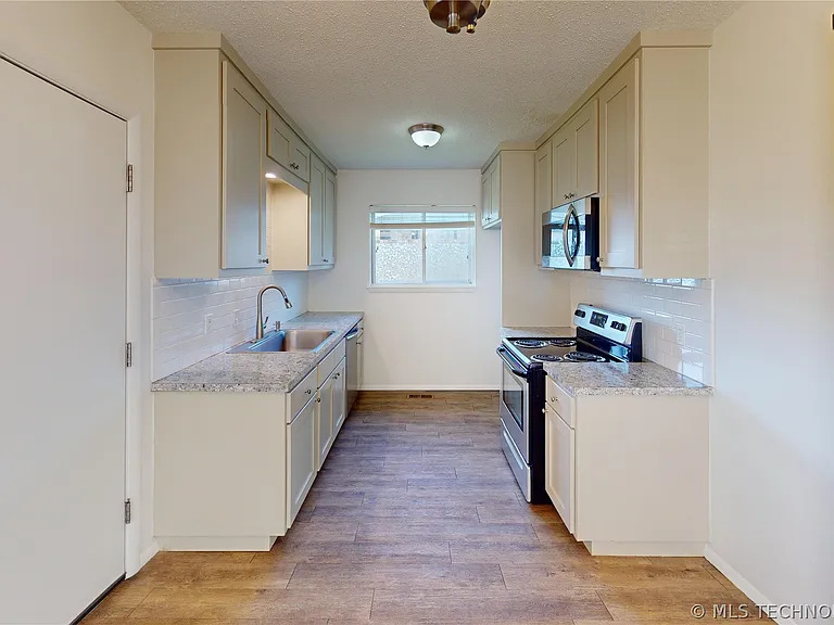 6345 S Madison Pl — Photo 7