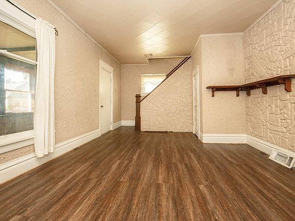 5th image of 925 Forest Ave