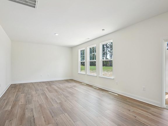 4th image of 18 Frost Meadow Way