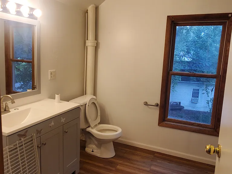 304 E James St — Photo 8