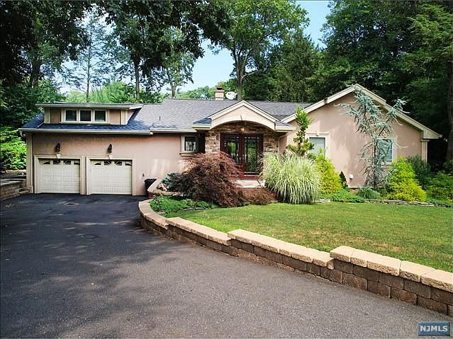 1st image of 8 Saddlewood Dr