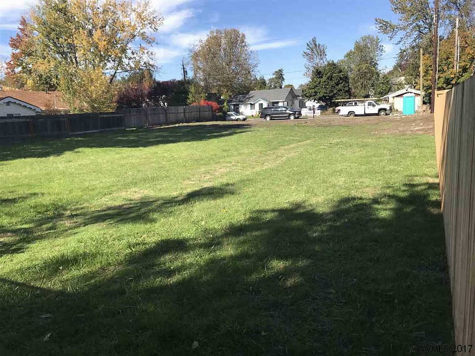 2nd image of 530 SE Lilly Ave