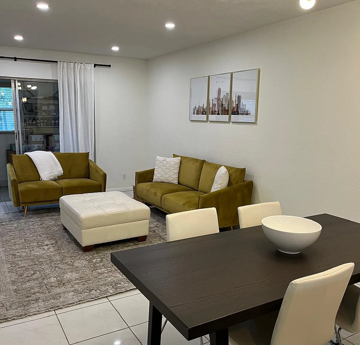 2 bed, 1050 sqft, $2,400 — Photo 1