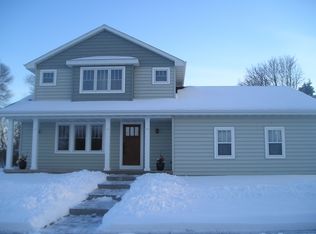 606 N Oakwood Rd, Oshkosh, WI 54904