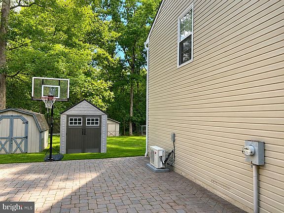 3rd image of 55 Margarete Dr