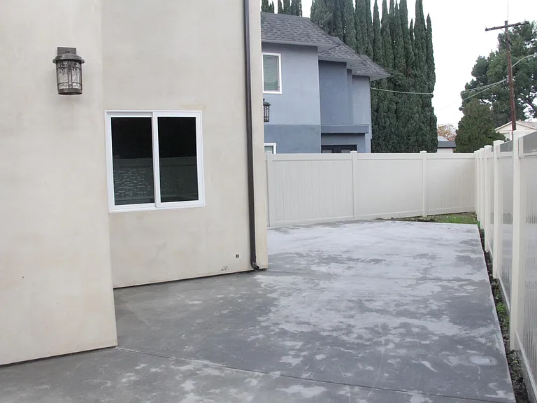 15431 Huston St — Photo 3