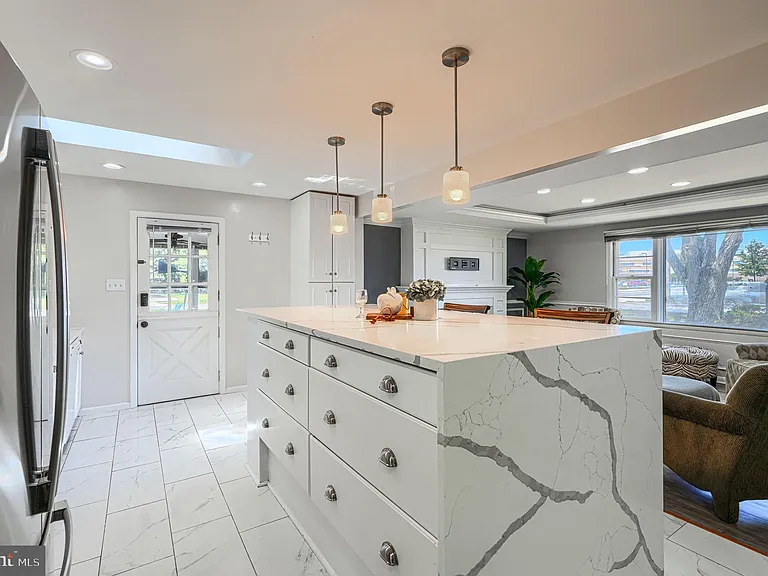 520 White Oak Dr — Photo 3