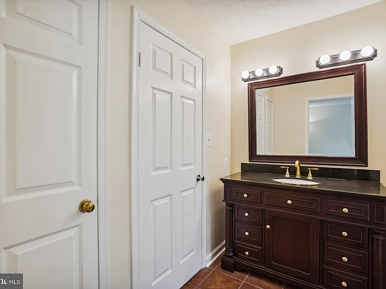 9708 Locust Hill Dr — Photo 33