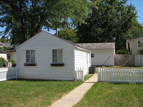 3rd image of 446 Hadley Ave E