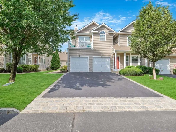 6 Halley Lane #6, Miller Place, NY 11764