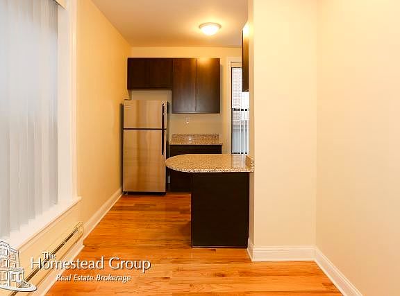 4th image of 1218 N Dearborn St #1A2