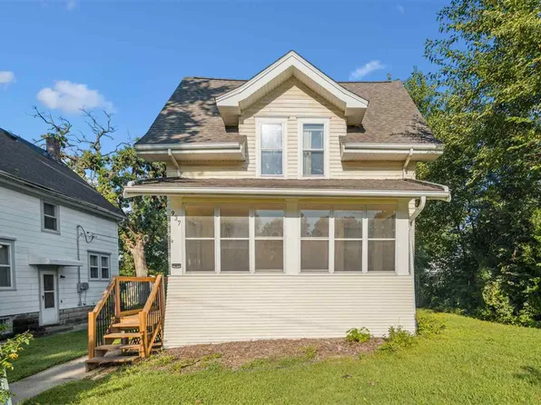 937 Daniels St NE, Cedar Rapids, IA 52402