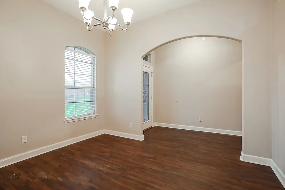 4 bed, 2.0 bath, 2500 sqft, $2,525 — Photo 4