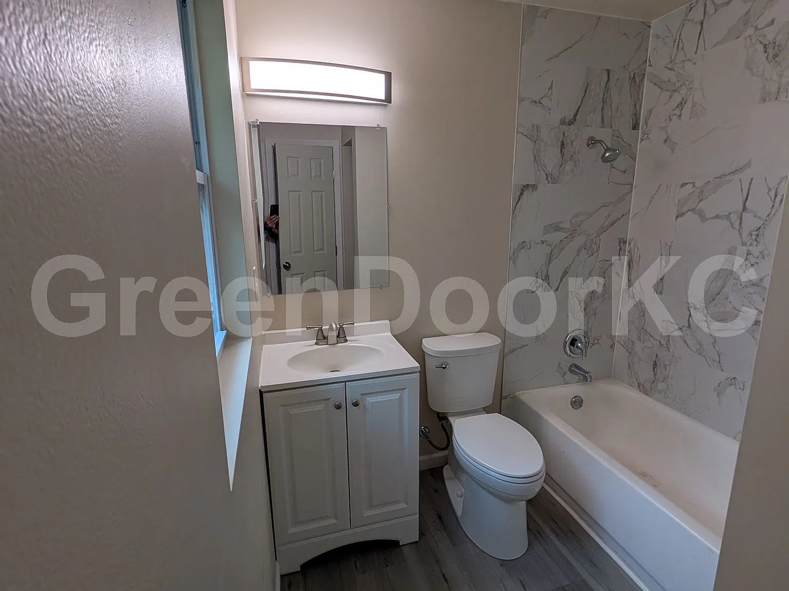 413-415 Holiday Drive - 413 — Photo 2