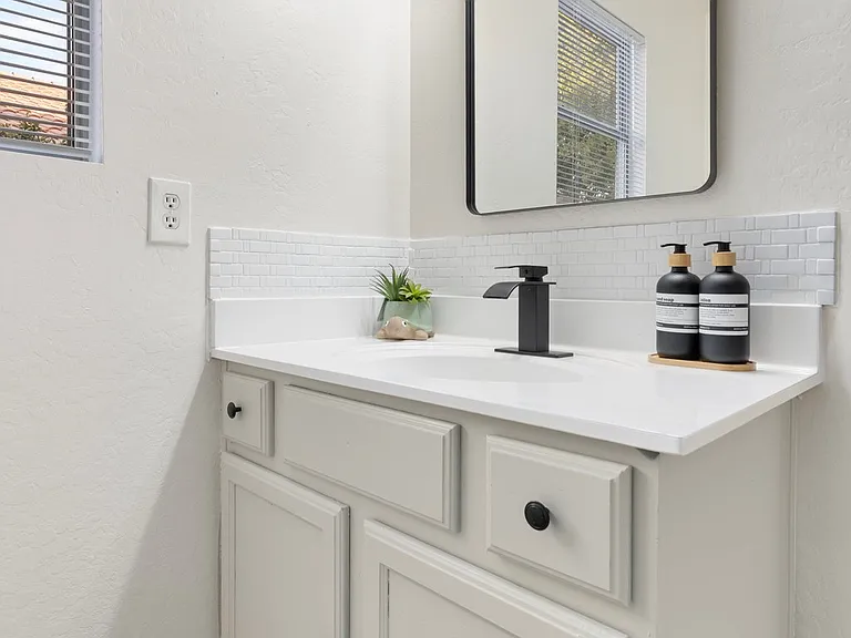 487 E Cantebria Dr — Photo 12