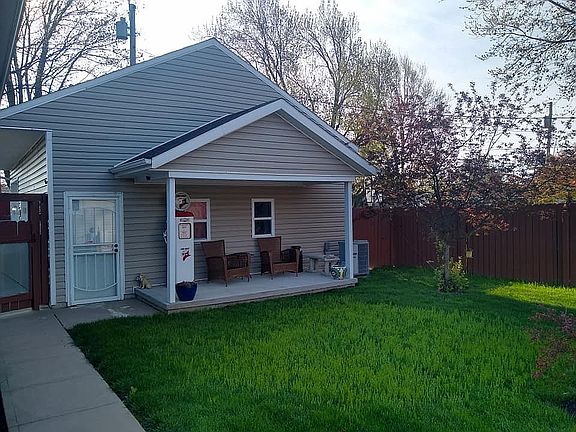 Front of 3 car garage porch